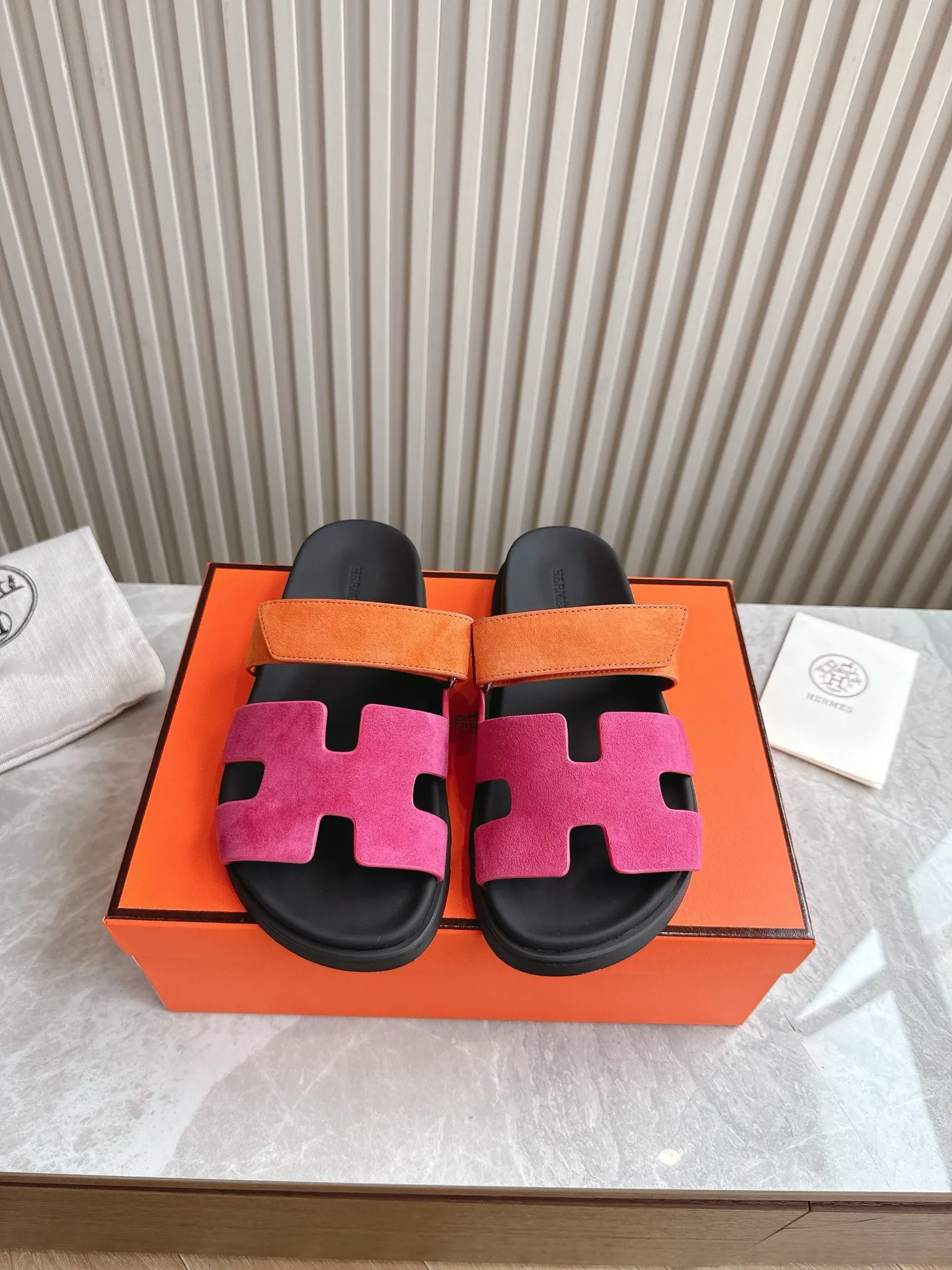 p480🐮🐮Couple model (top version) H family 2024 spring and summer new style HERMES Hermes' recently popular couple model pig nose angle sandals and slippers, paired with various colorful socks, popular. Upper: imported original deerskin (the genuine leather edging is not ordinary super migration). Lining: imported genuine leather. Outsole: Tpu non-slip and wear-resistant outsole. Size: Female 35-42 (40/42 non-returnable and non-exchangeable) Male size: 39-45 (45 non-refundable and non-exchangeable)